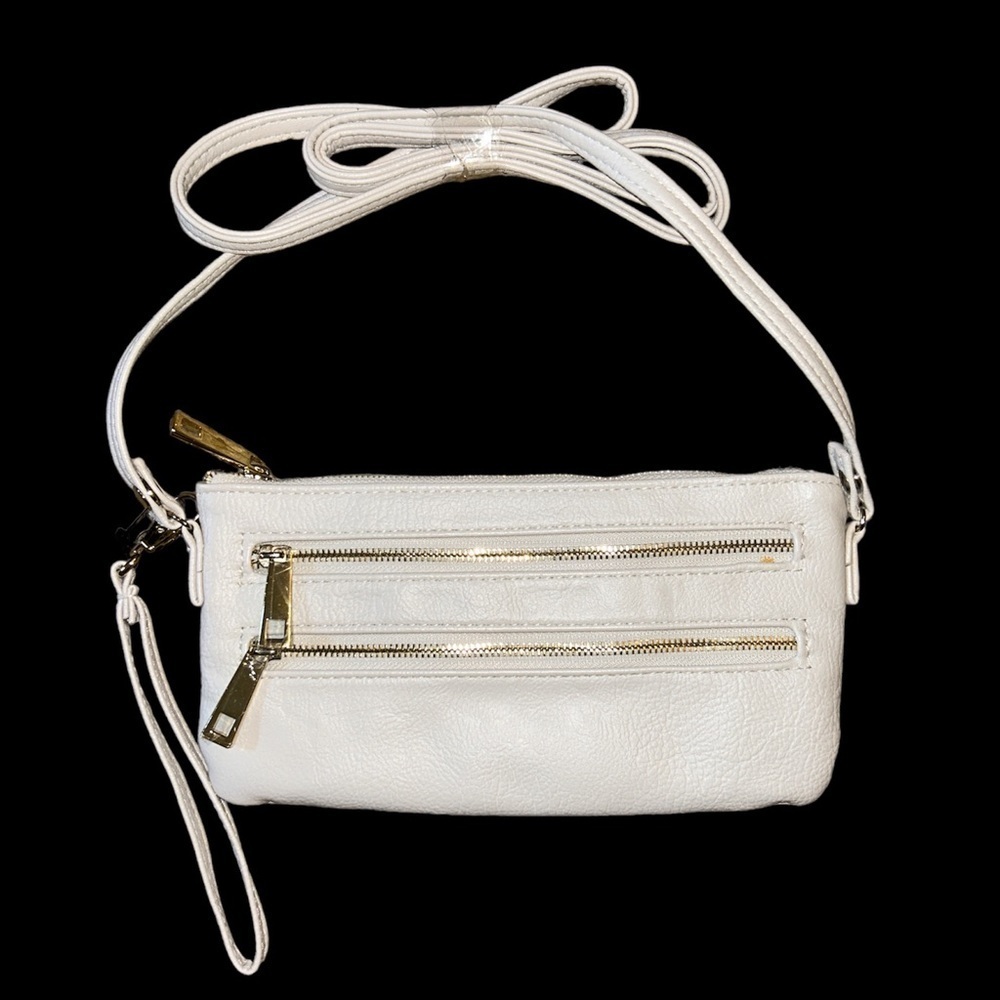 Excellent condition SafeKeeper crossbody w/ wristlet strap. Zipper pocket